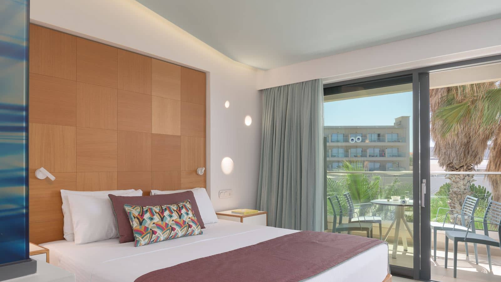rooms-2-bedroom-family-garden-view