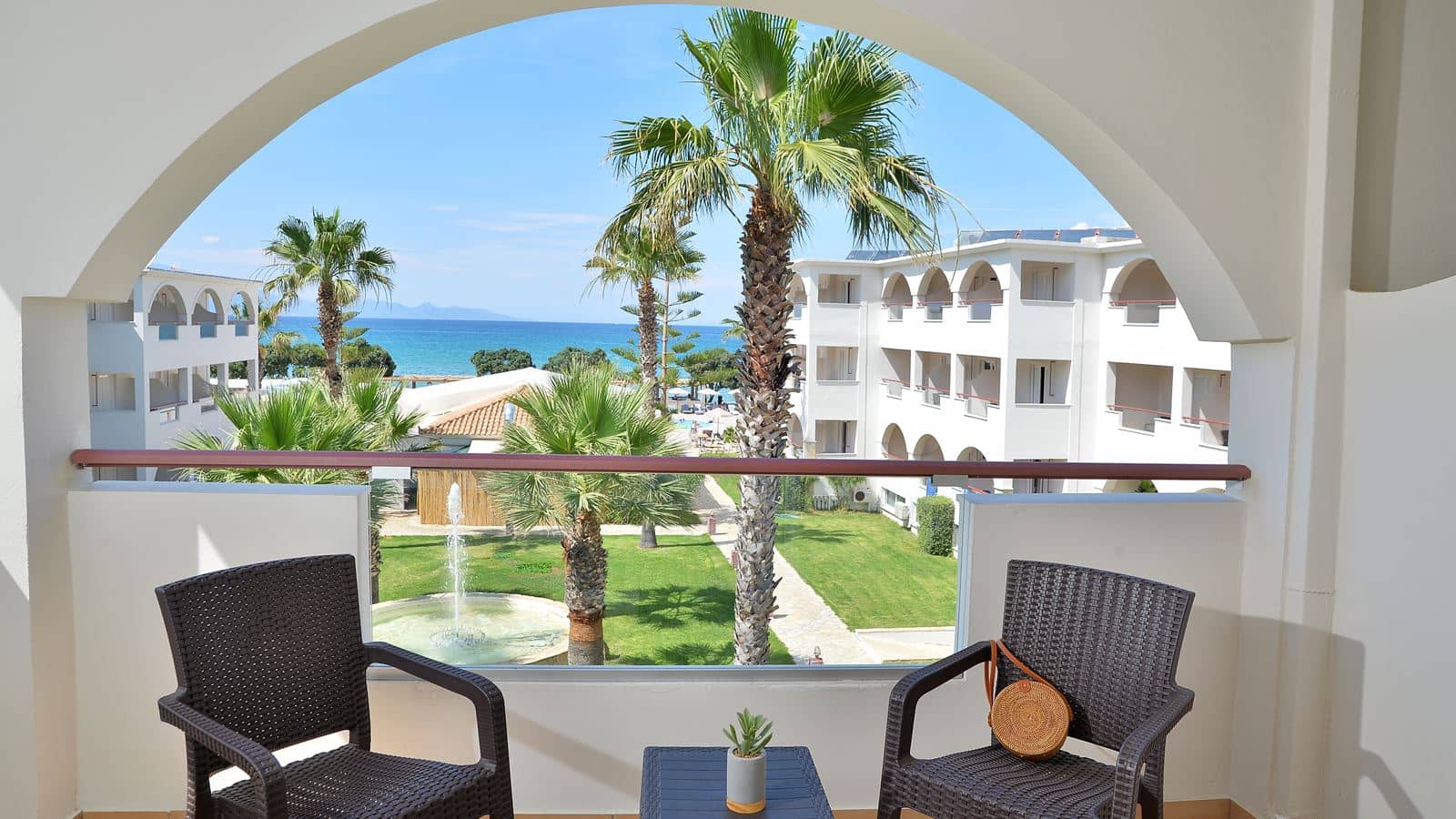 rooms-apartment-2-bedroom-balcony-or-terrace