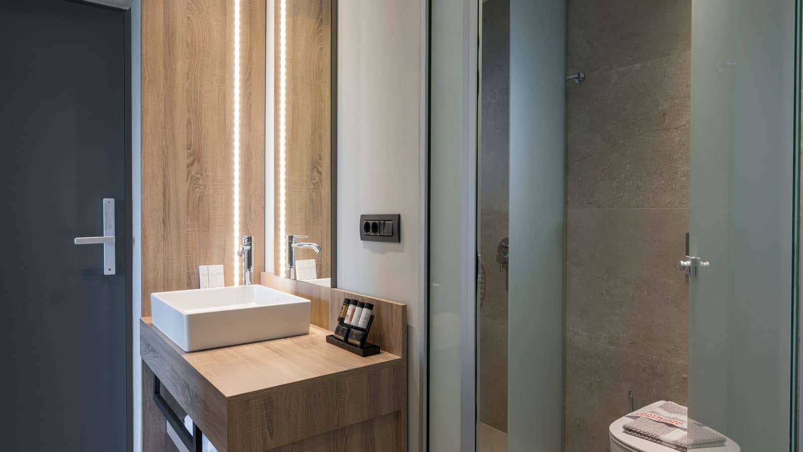 rooms-suite-with-jacuzzi