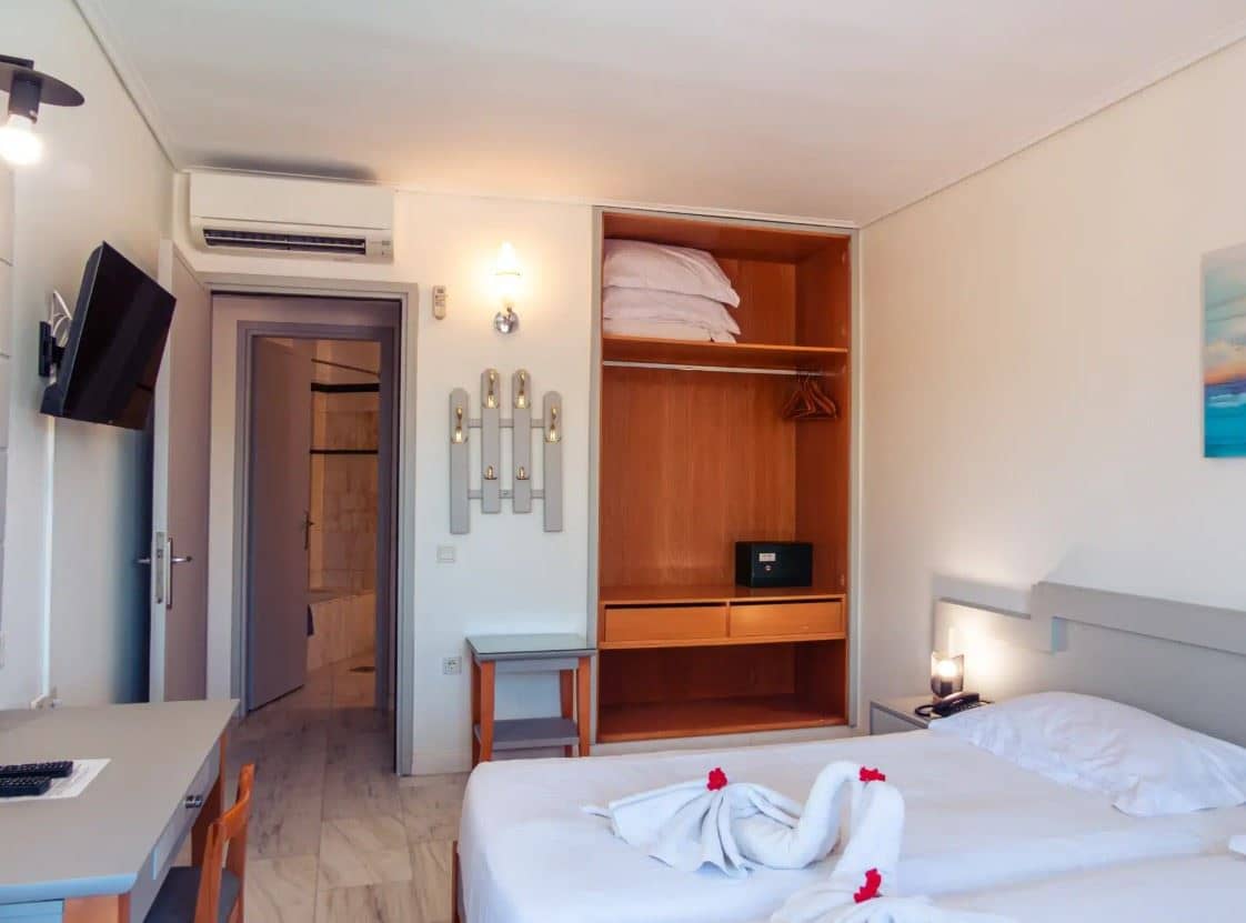rooms-room-family-balcony-or-terrace