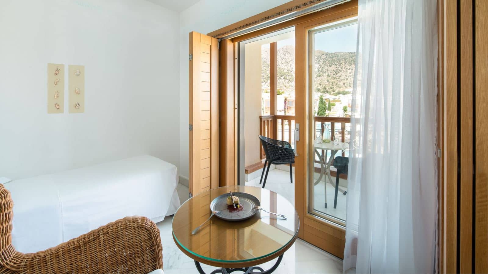 rooms-bungalow-family-garden-view