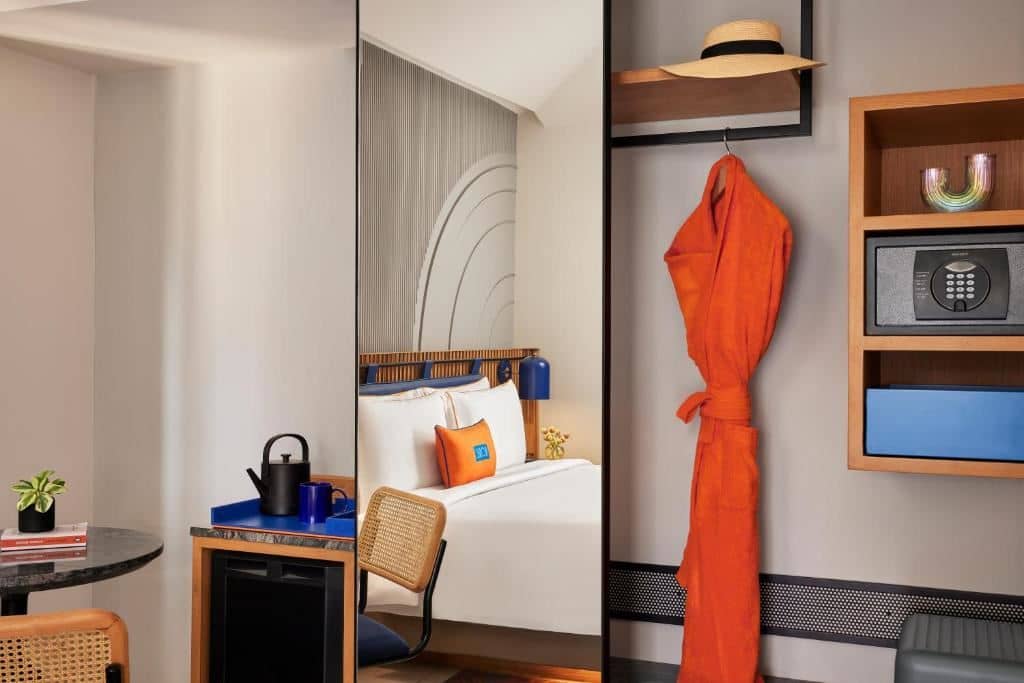 rooms-king-bed-deluxe-with-balcony