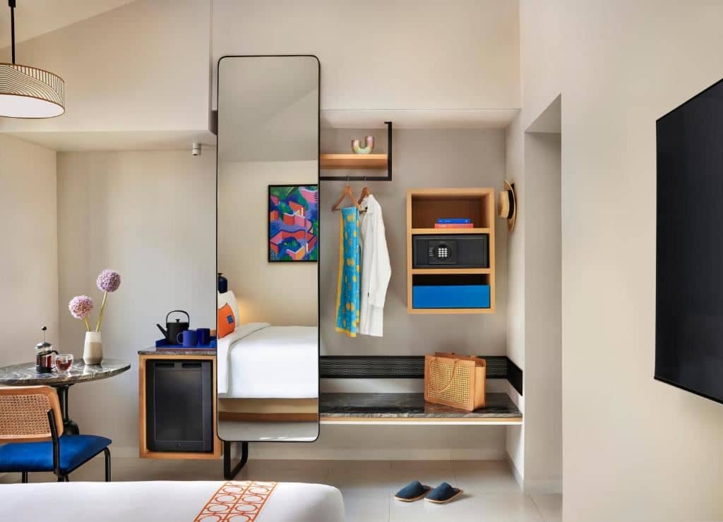 rooms-king-bed-deluxe-pool-view-with-balcony