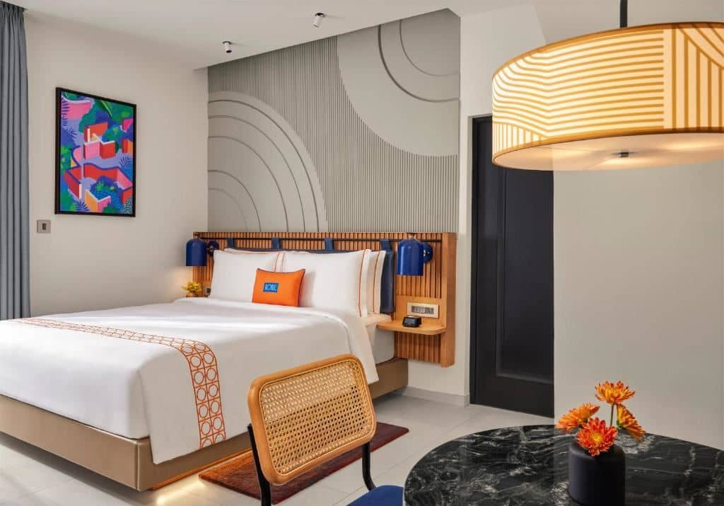 rooms-king-bed-pool-view-with-balcony