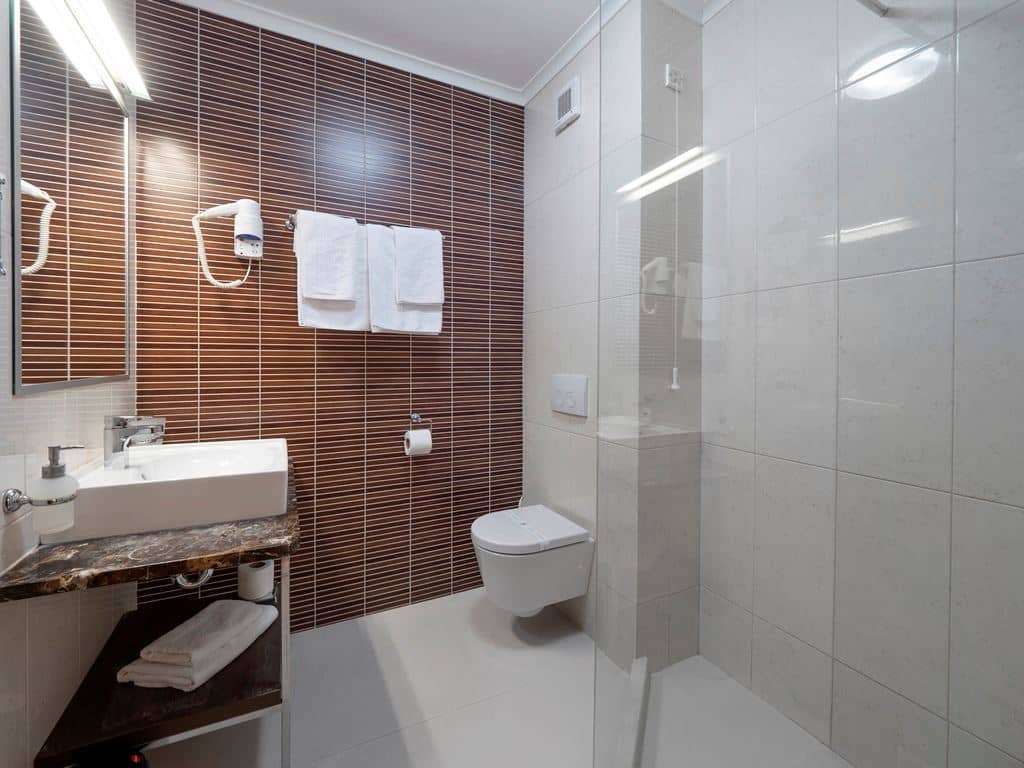 rooms-triple-room-sea-view-main-building