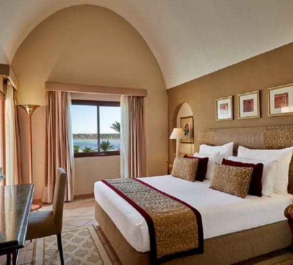 JUNIOR QUEEN SUITE POOL OR SEA VIEW Номери