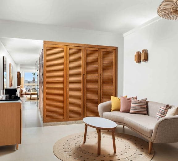 Beachside King Romantic Suite with Pool & Sea View Номери
