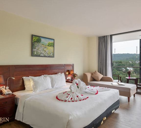 DELUXE HILL VIEW BALCONY Номери