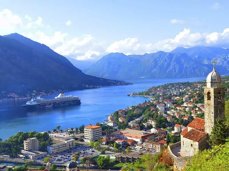 Тури в Тіват