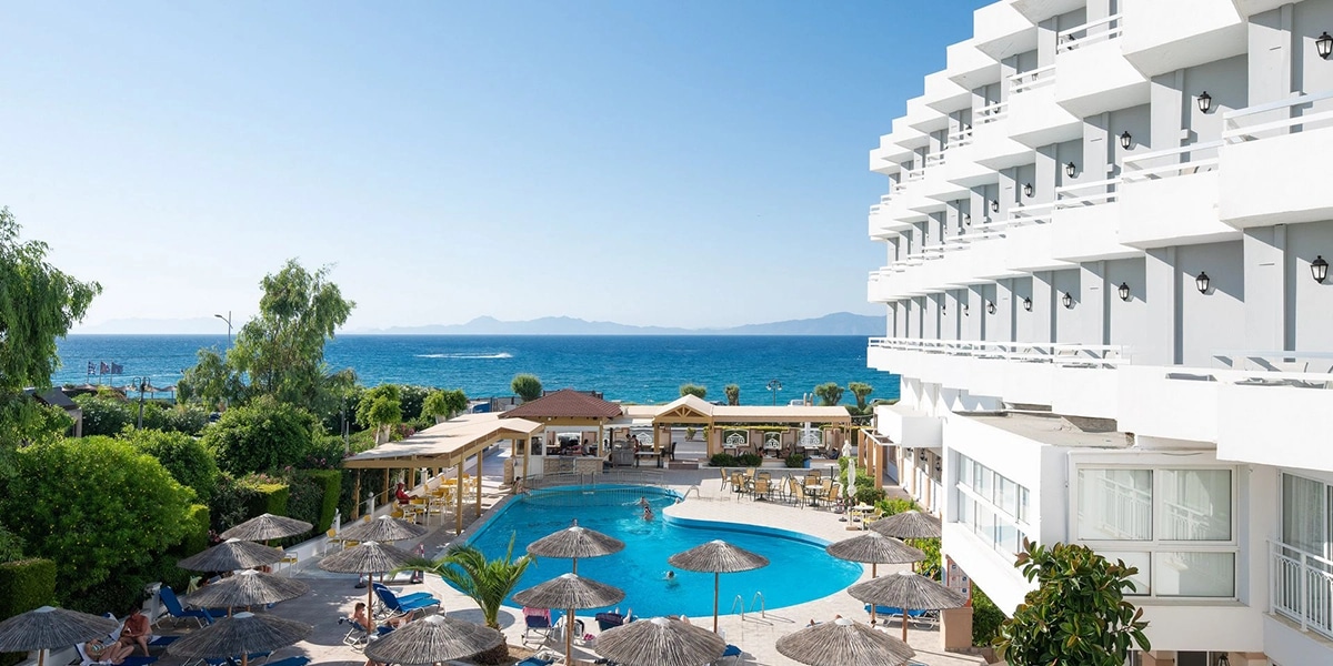 Греція зручно й недорого: готелі Криту та Родосу на першій лінії моря з приватними зонами на пляжі