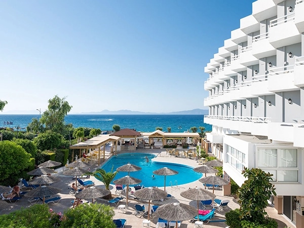 Греція зручно й недорого: готелі Криту та Родосу на першій лінії моря з приватними зонами на пляжі