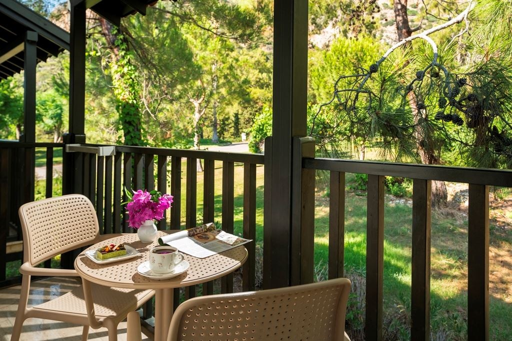 rooms-family-room-land-side