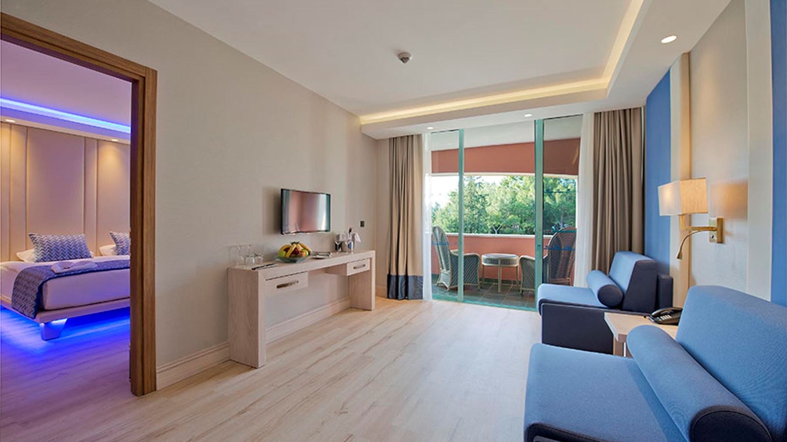 rooms-deluxe-suite-with-jacuzzi-land-side