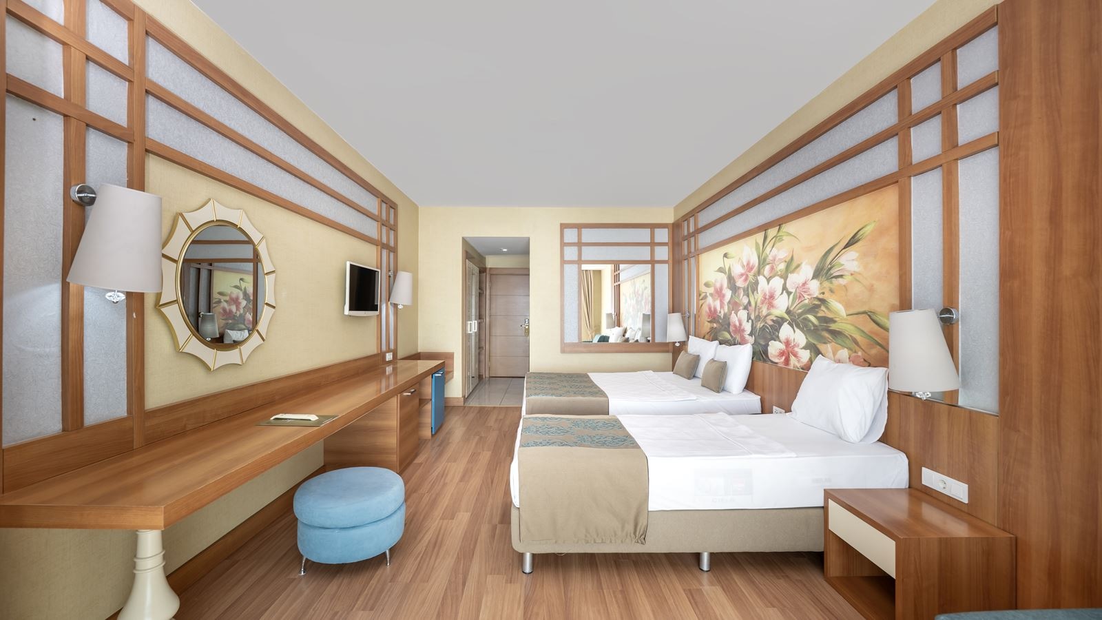 rooms-standard-pool-view