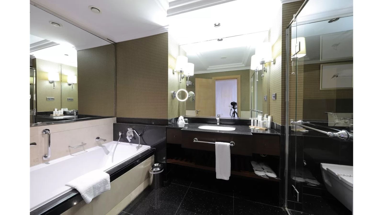 rooms-deluxe-large-land-view-single-use