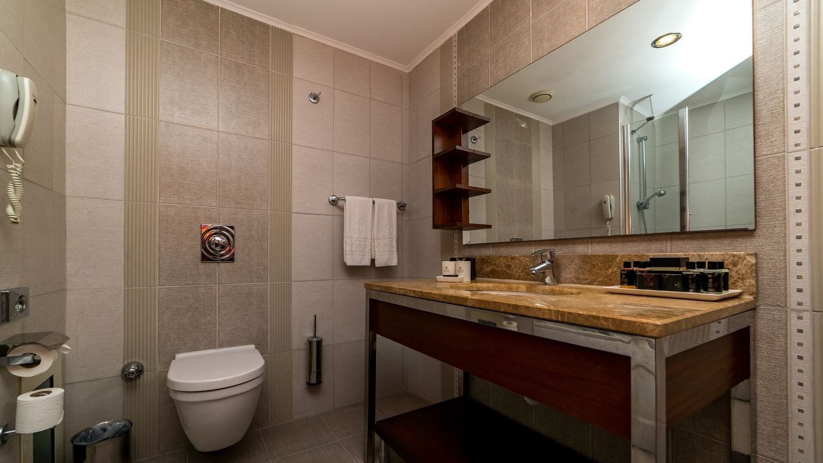 rooms-family-room-2+2