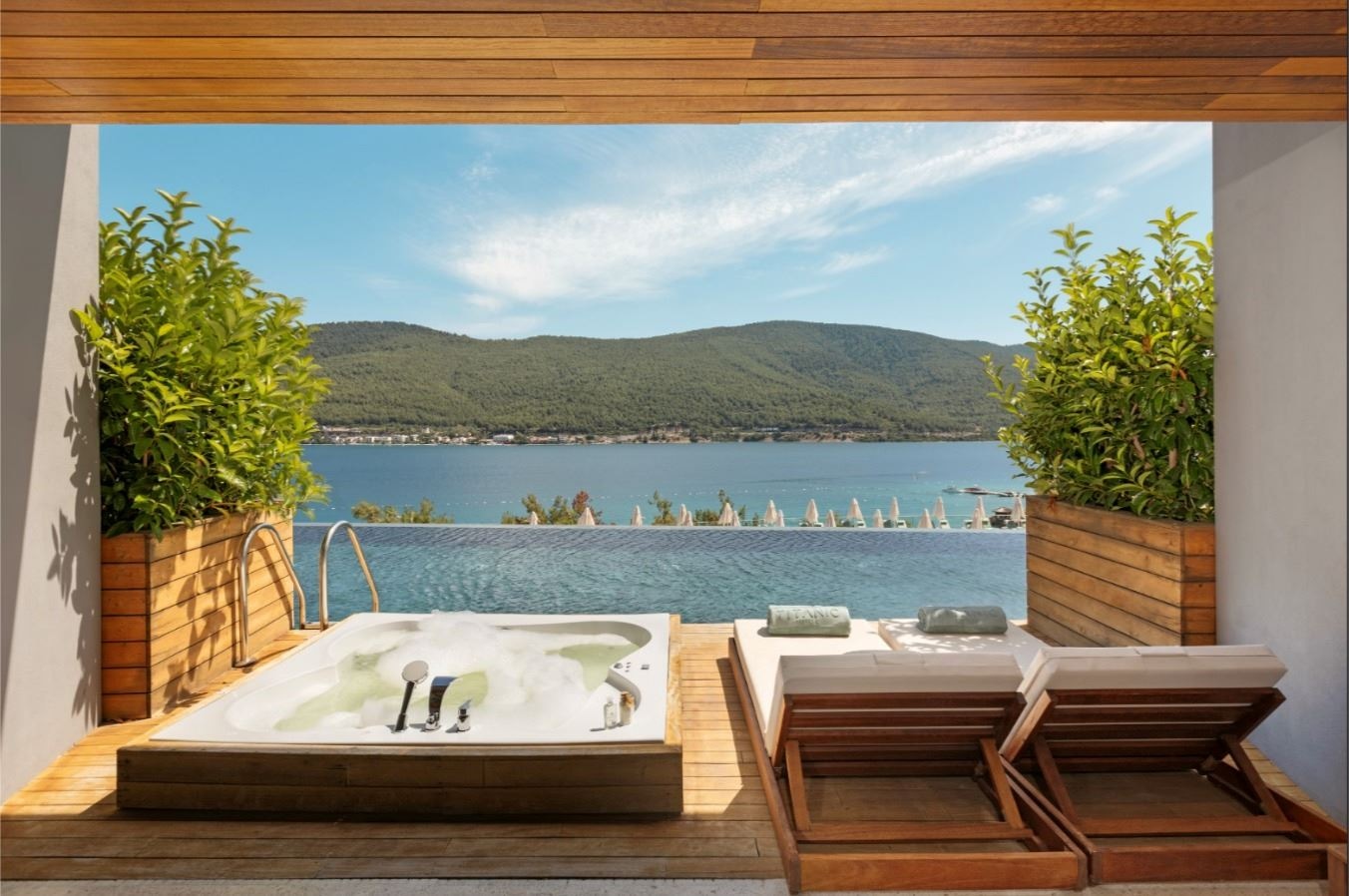 rooms-exclusive-swim-up-sea-view