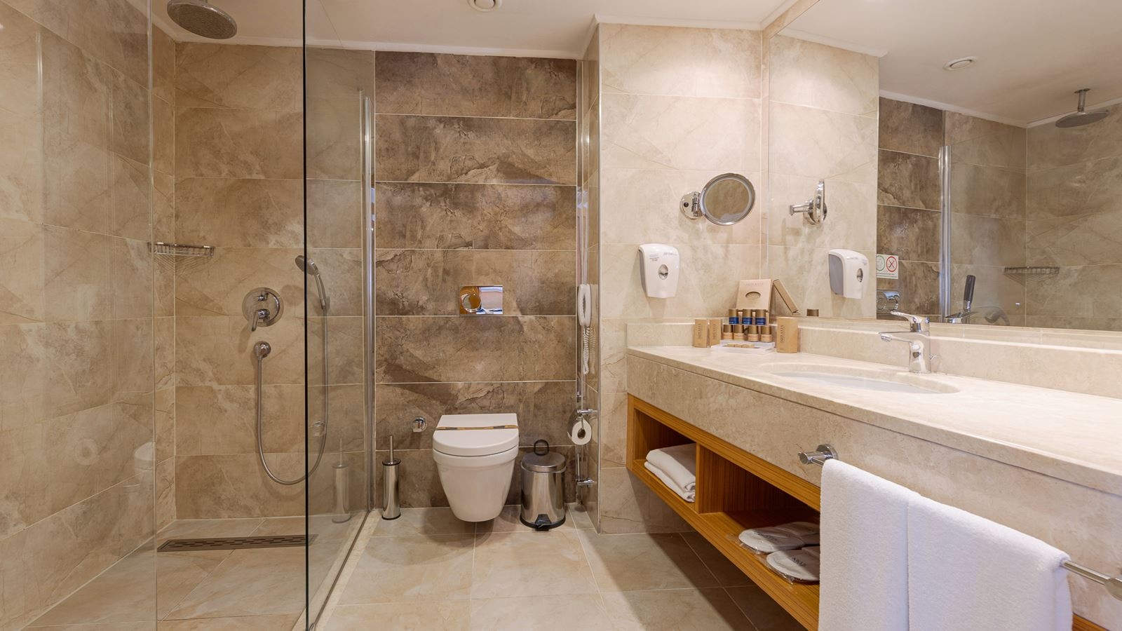 rooms-deluxe-room-land-view