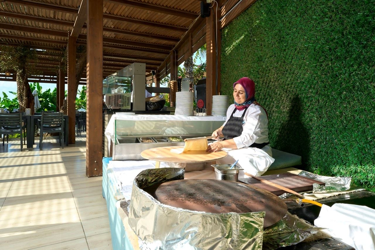 restaurants-pool-area