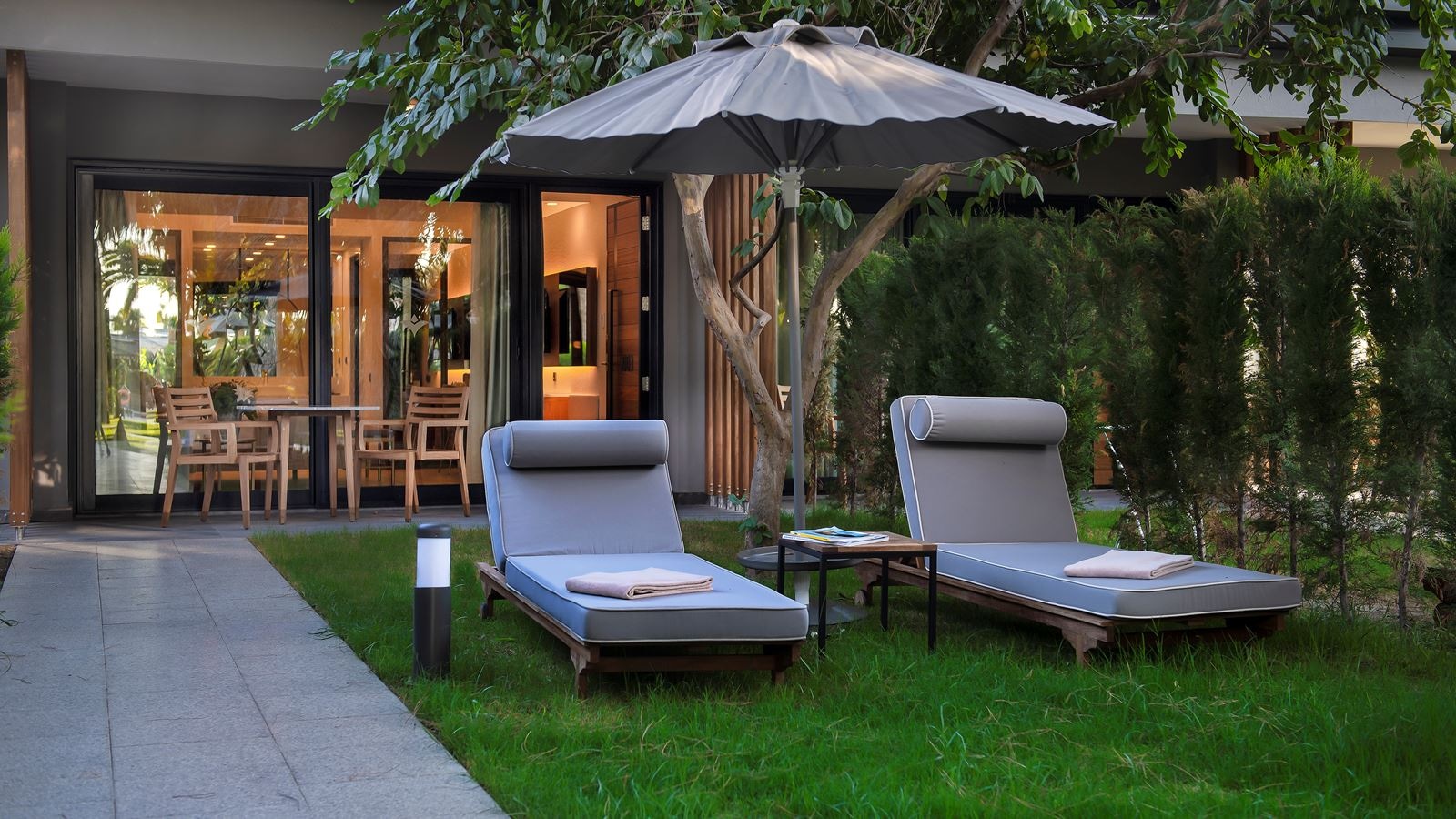 rooms-deluxe-private-garden-room