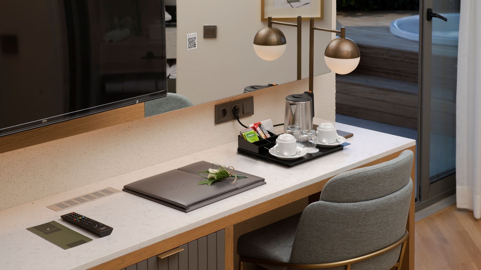 rooms-deluxe-terrace--jakuzzi-room