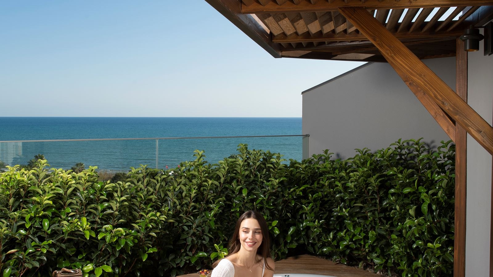 rooms-deluxe-terrace--jakuzzi-room