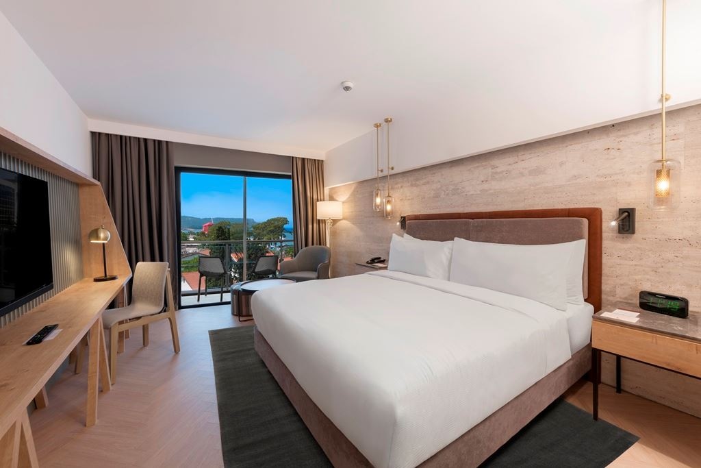 rooms-guest-room-pool-view