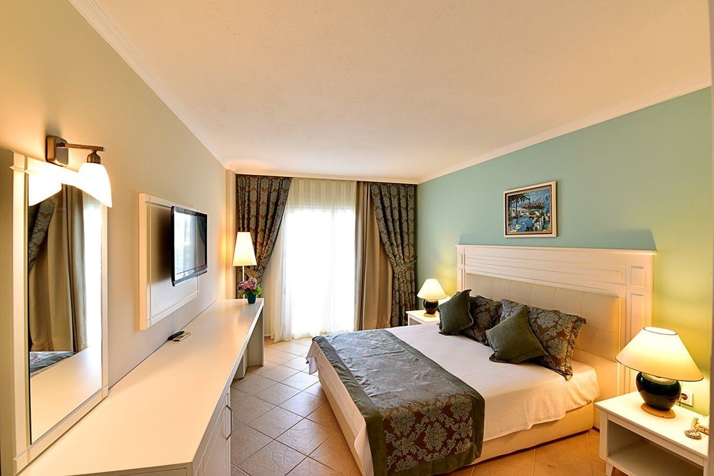 rooms-standard-room-pool-view