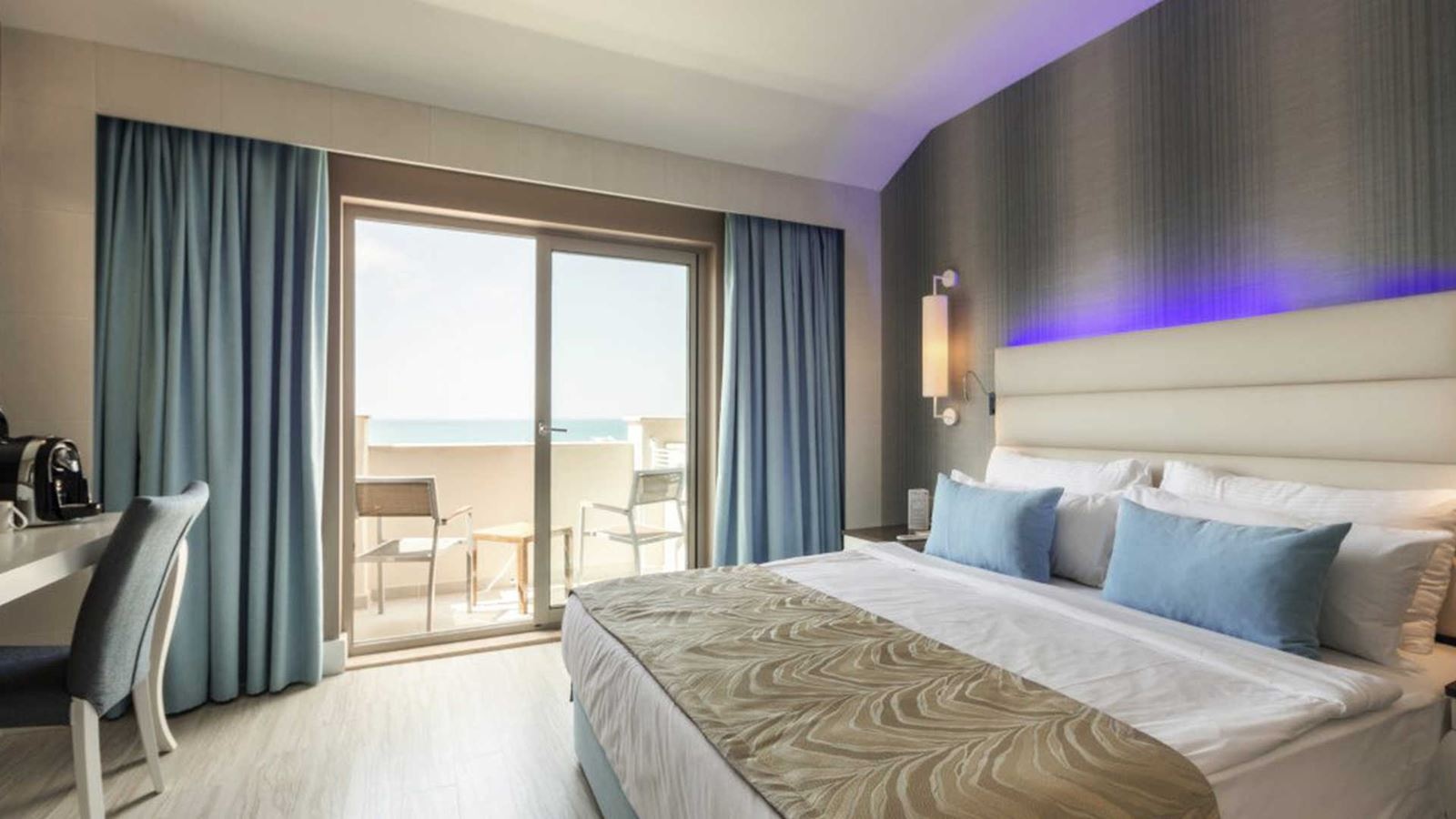 rooms-suite-classic-main-building-for-family