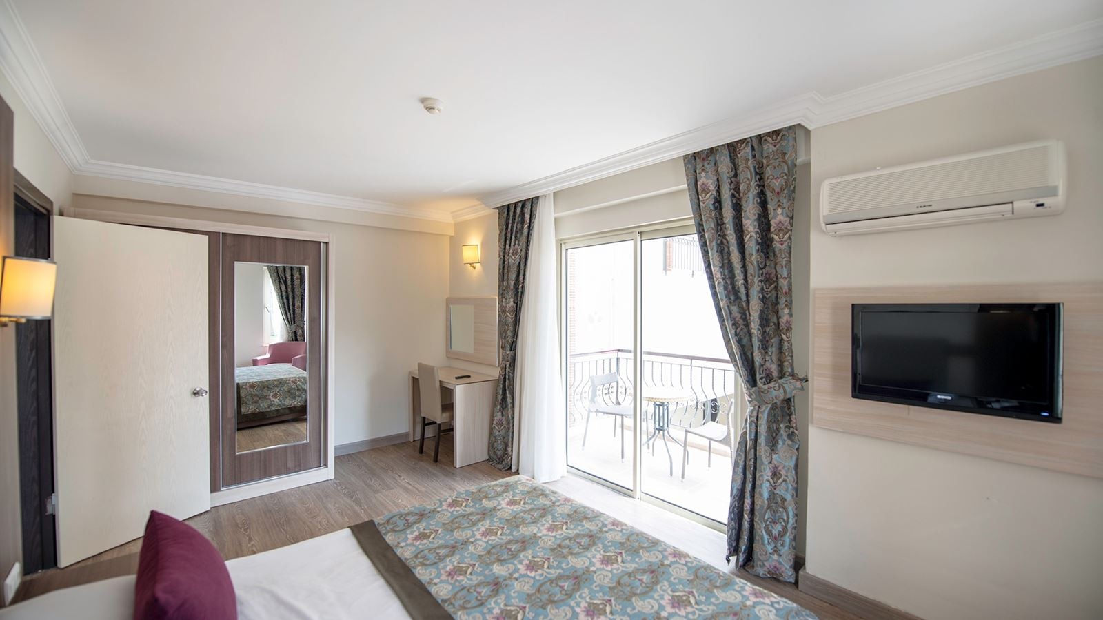 rooms-family-room-land-view