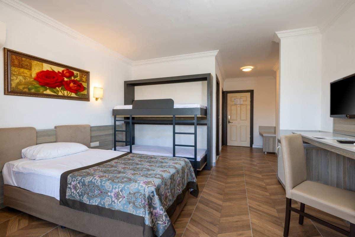 rooms-family-room-land-view-with-bunkbed