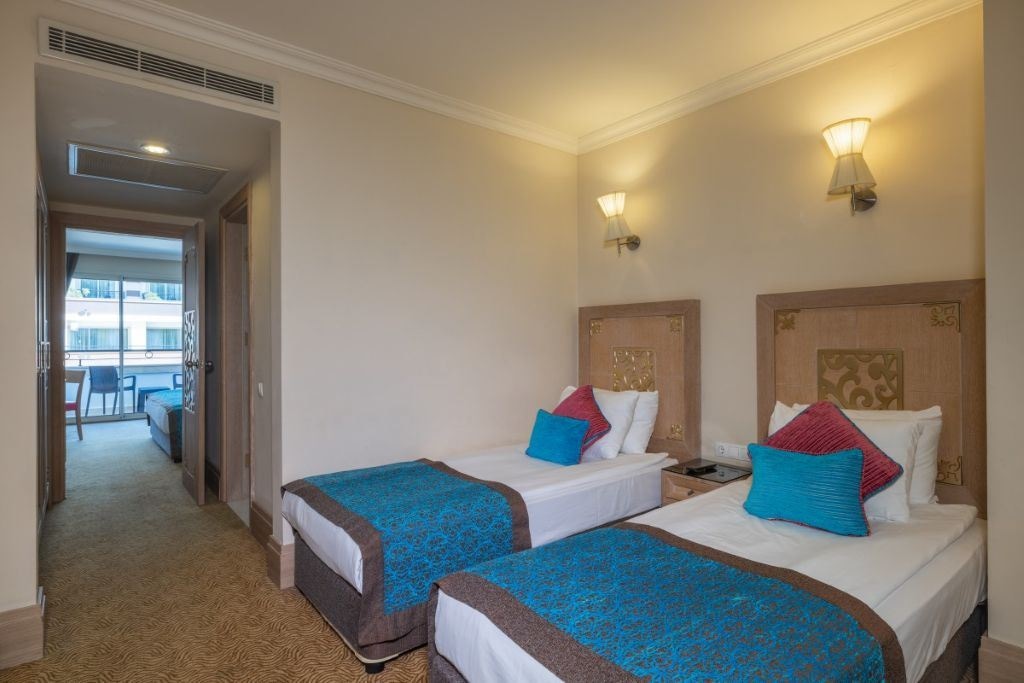 rooms-family-room-land-view