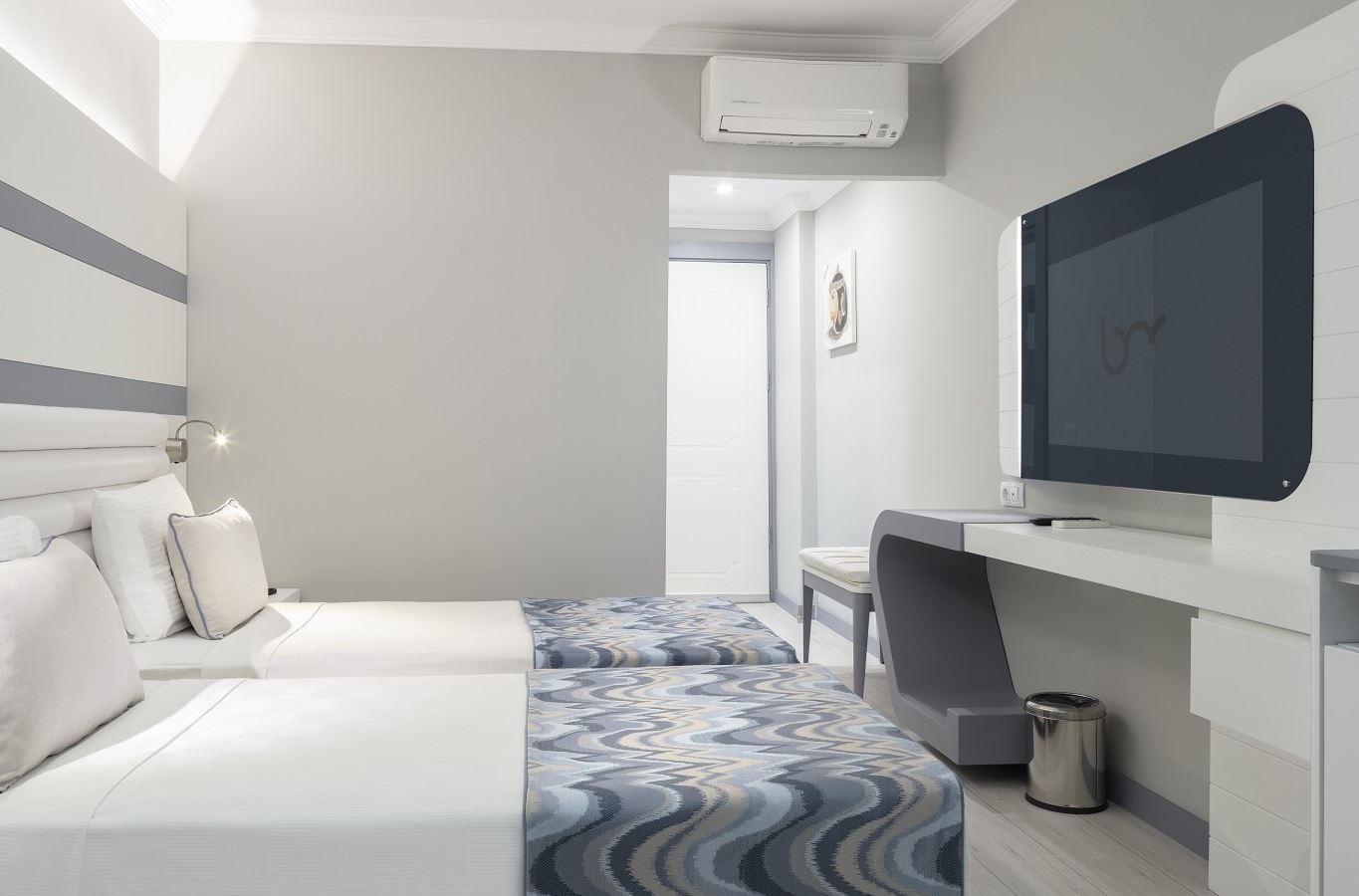 rooms-deluxe-standard-room-with-french-balcony