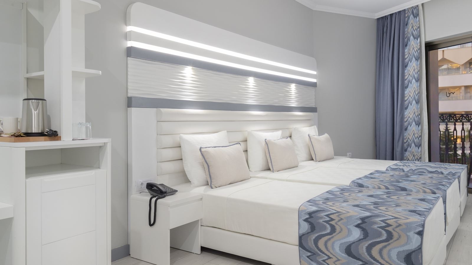 rooms-deluxe-family-pool-view