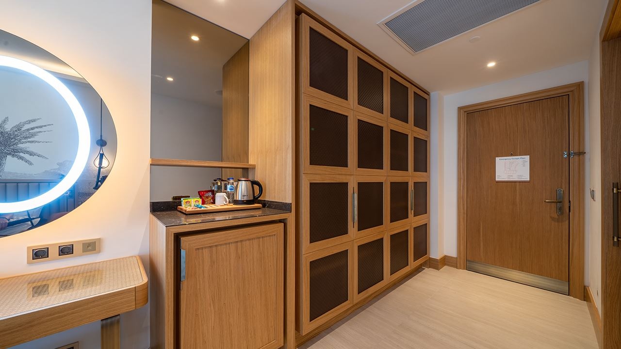 rooms-standard-room-pool-access-via-stairs