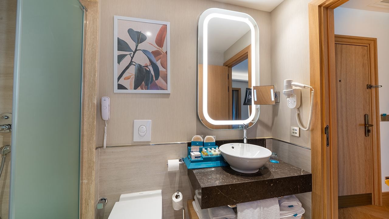 rooms-family-room-land-view