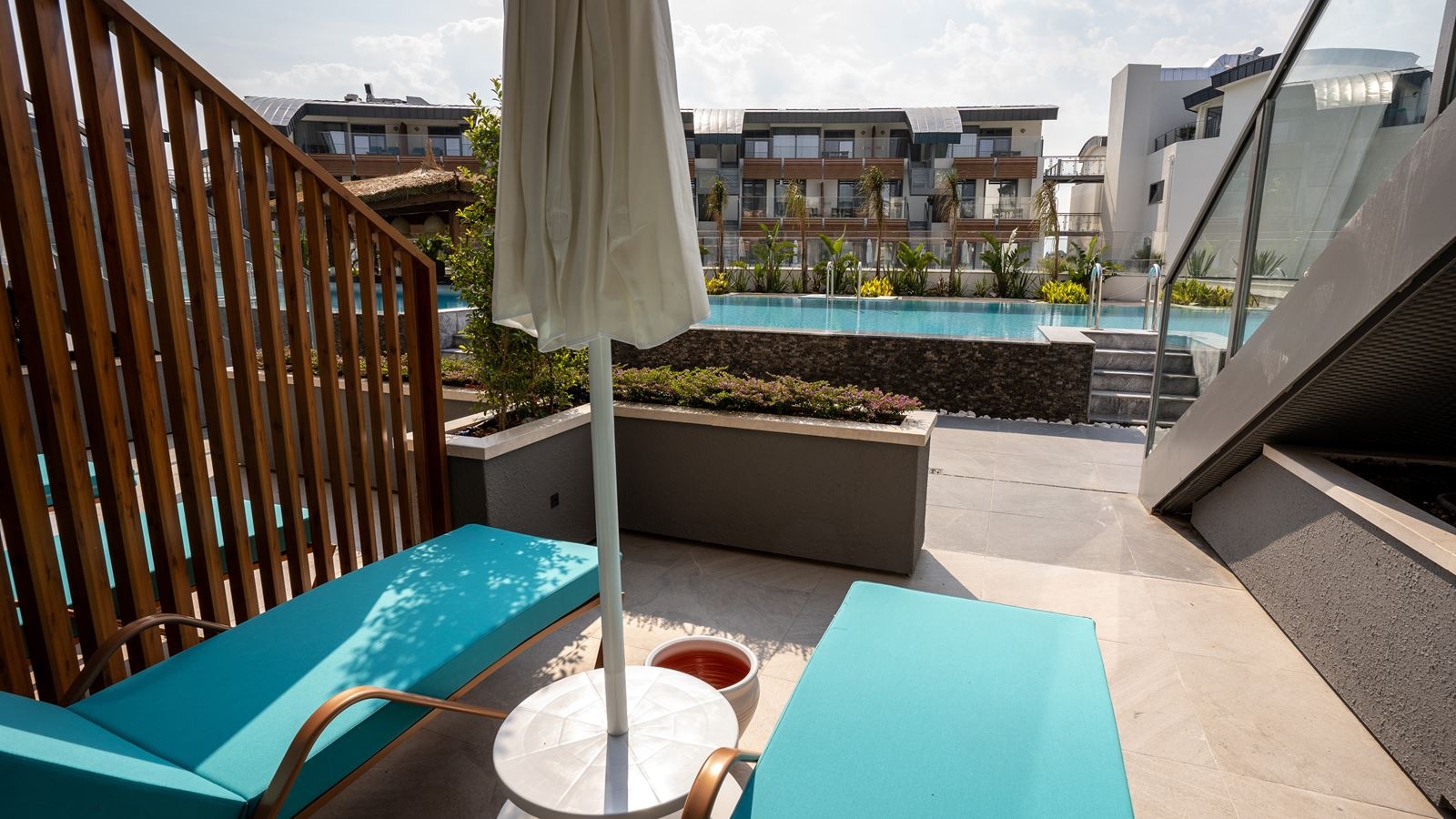 rooms-family-room-pool-direct-access