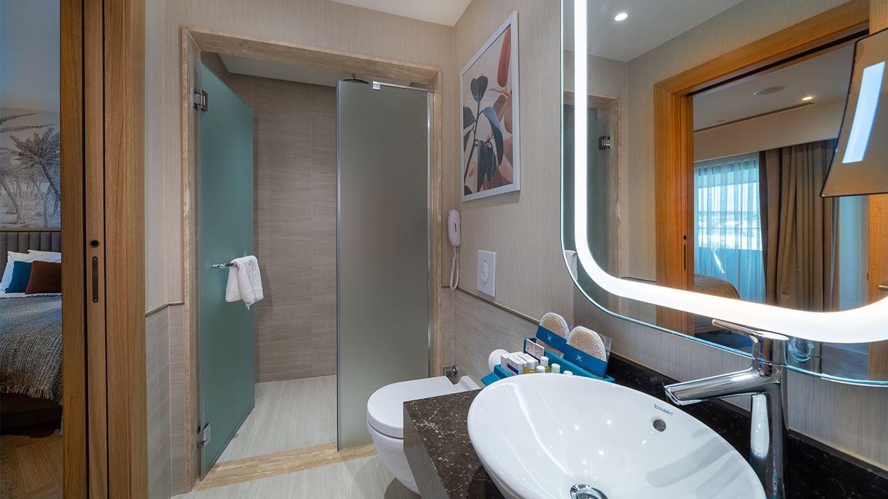 rooms-family-room-pool-direct-access