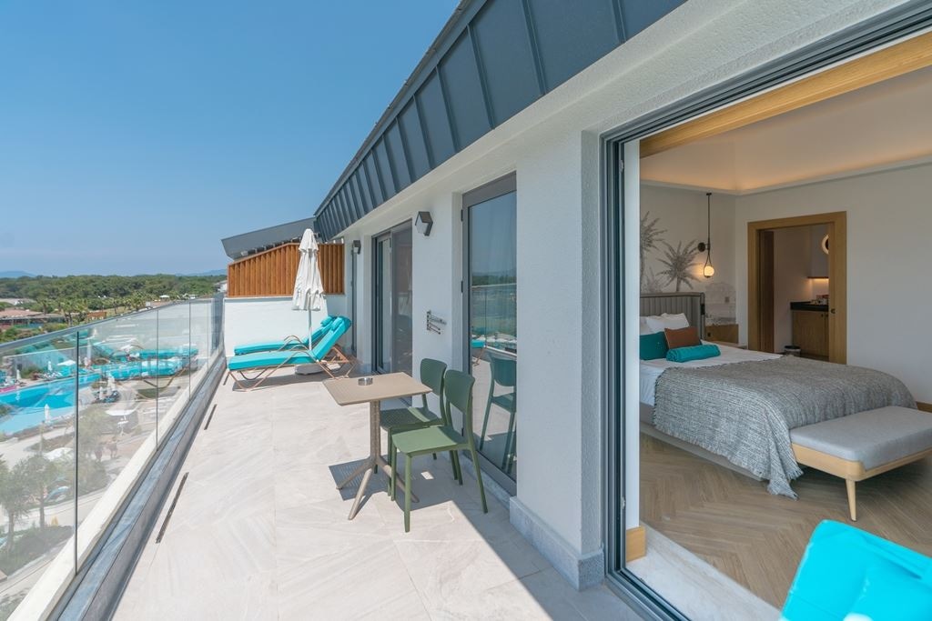 rooms-private-family-suit-via-pool