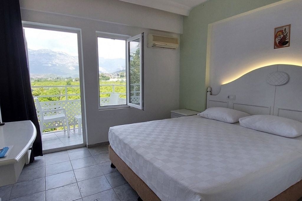 rooms-standard-room-mountain-view