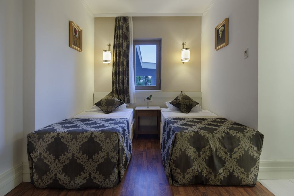 rooms-family-room-land-view-type-1