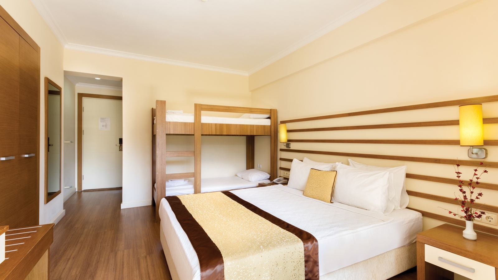 rooms-family-1-bedroom-balcony-room