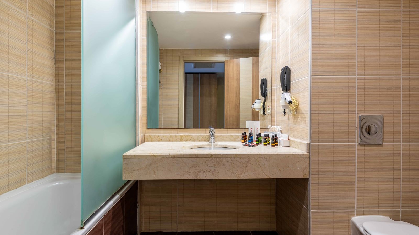 rooms-superior-room-pool-view