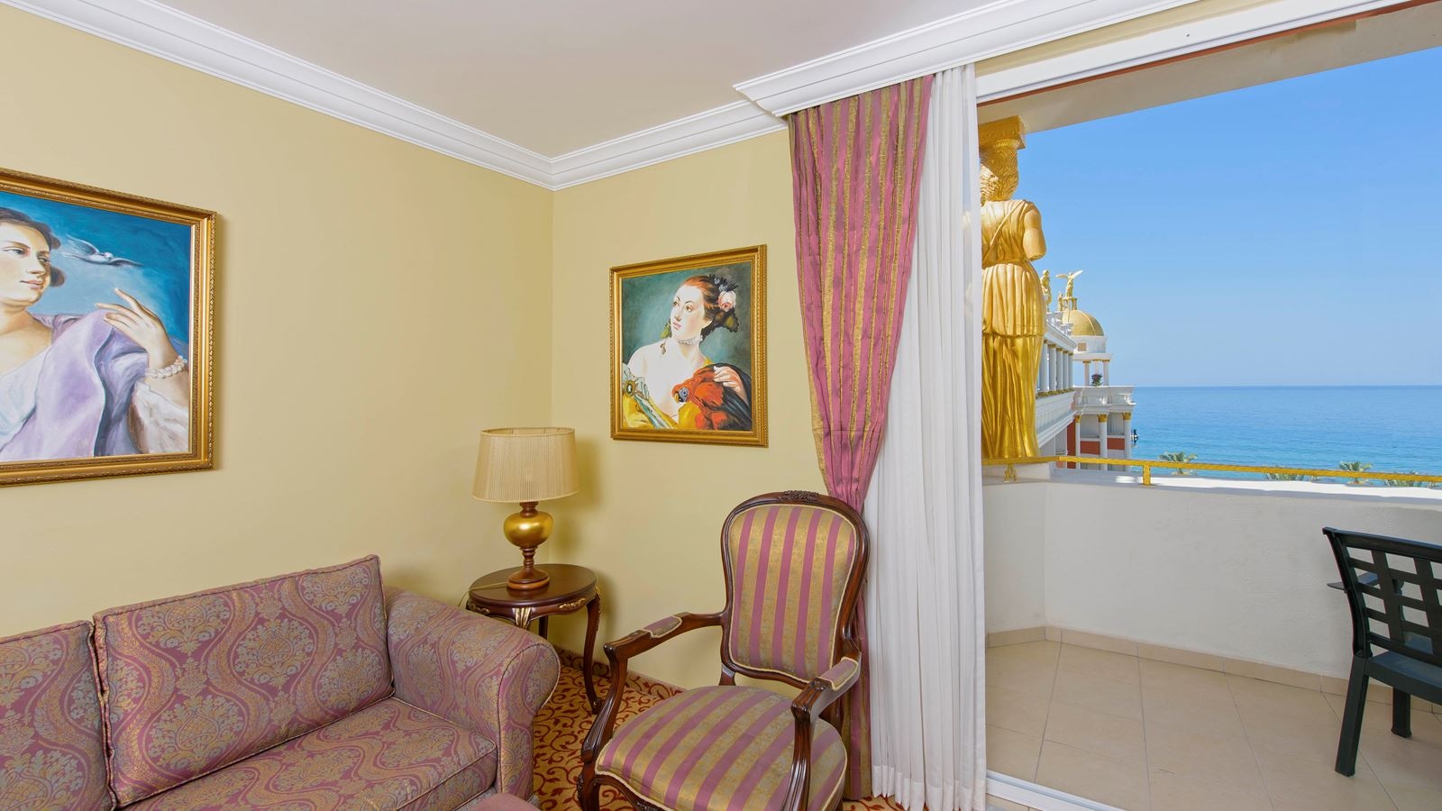 rooms-luxury-suite