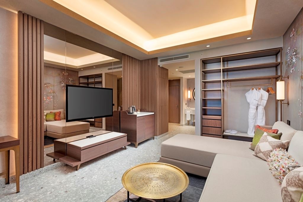 rooms-family-room-golf-view