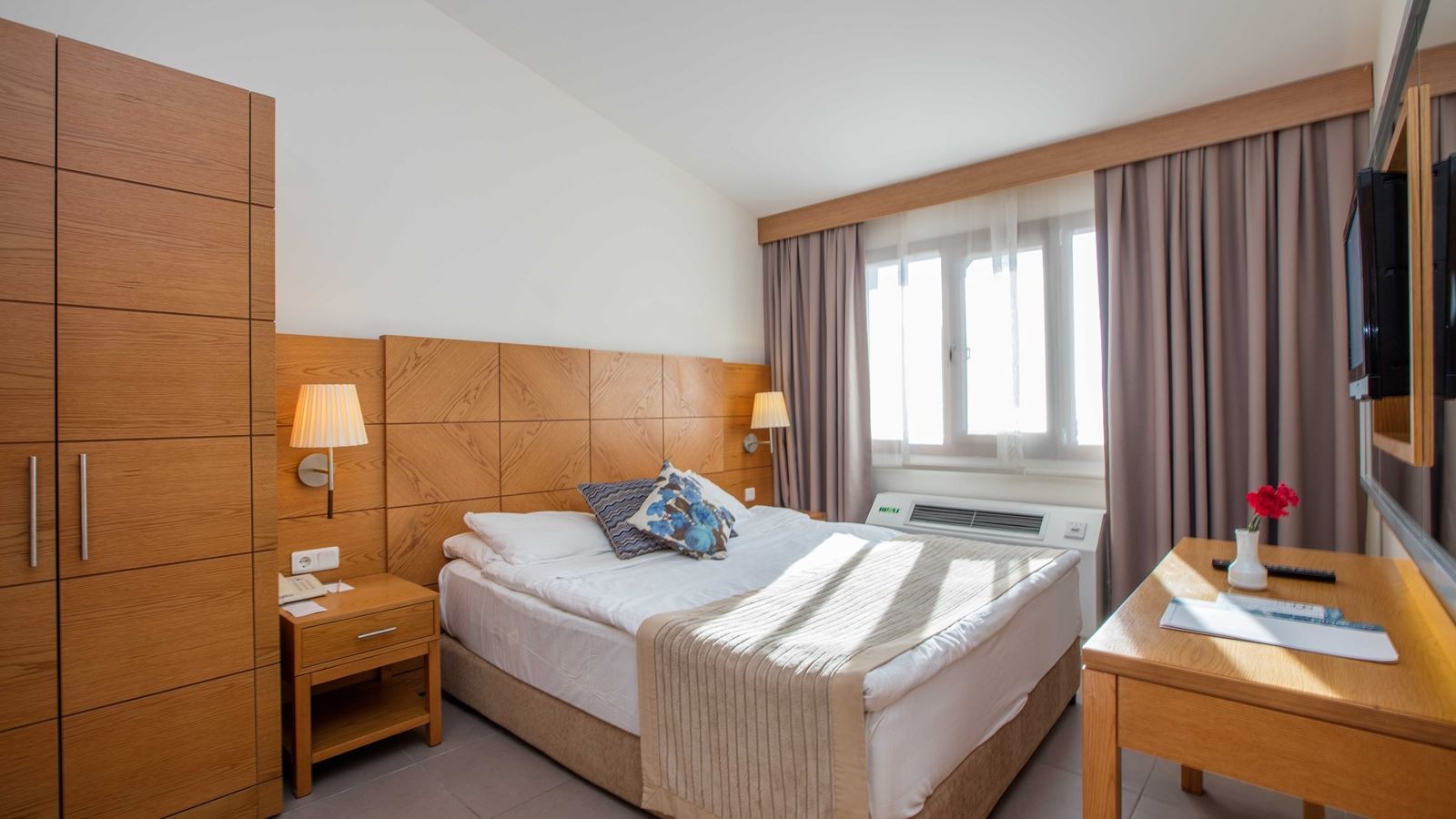 rooms-club-room