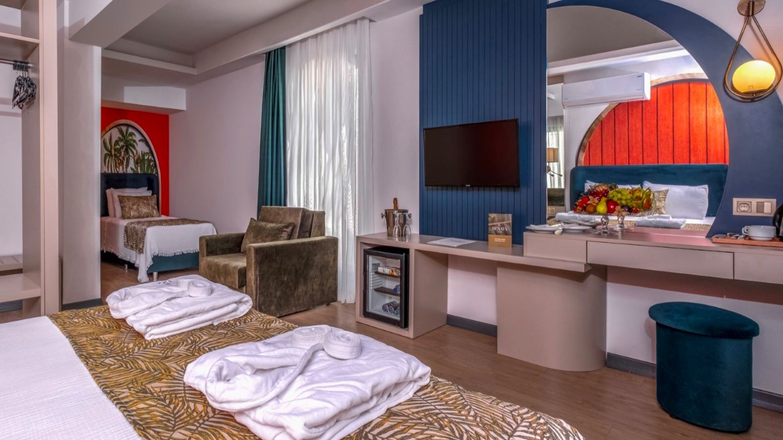 rooms-selectum-large-garden-jacuzzi-room