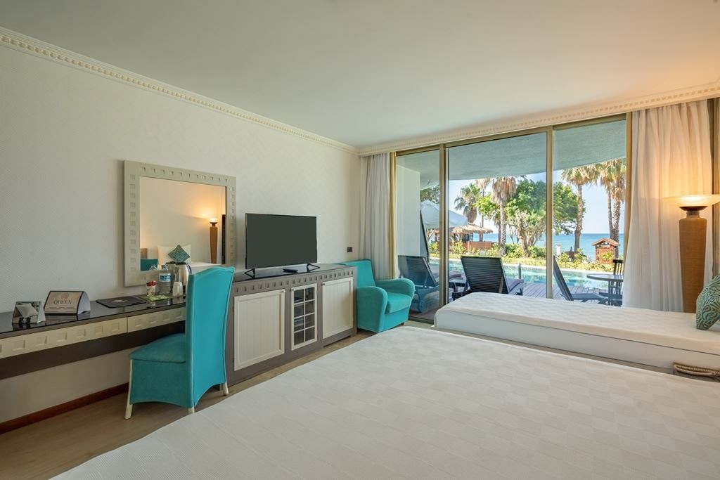rooms-swim-up-room