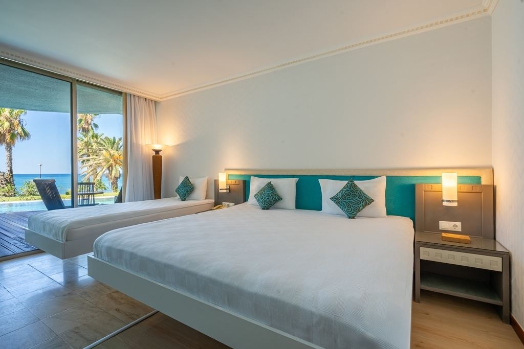rooms-swim-up-room
