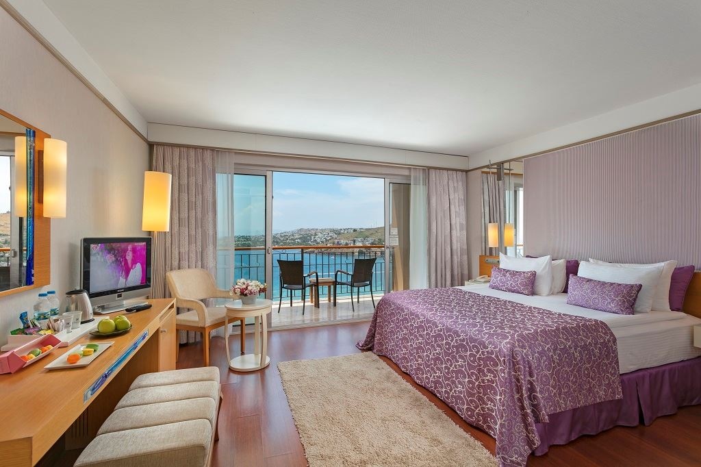 rooms-deluxe-room-sea-view-balcony